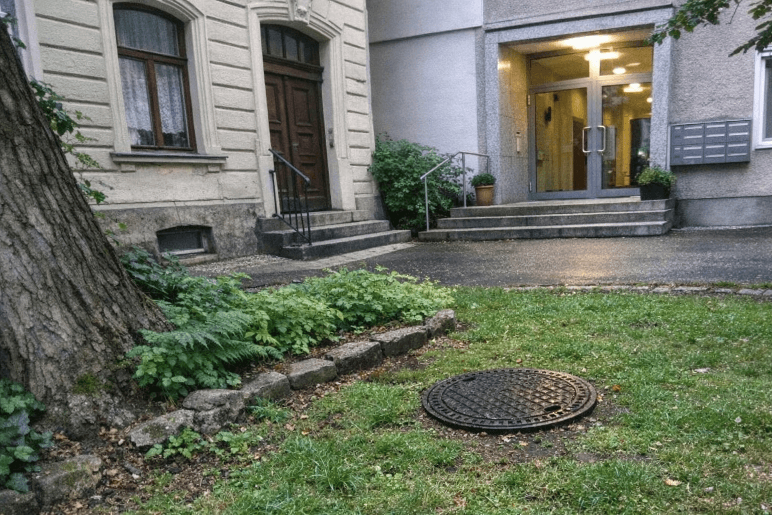 Klassische Augsburger Altbaufassade in urbaner Straße, neutral und gepflegt.