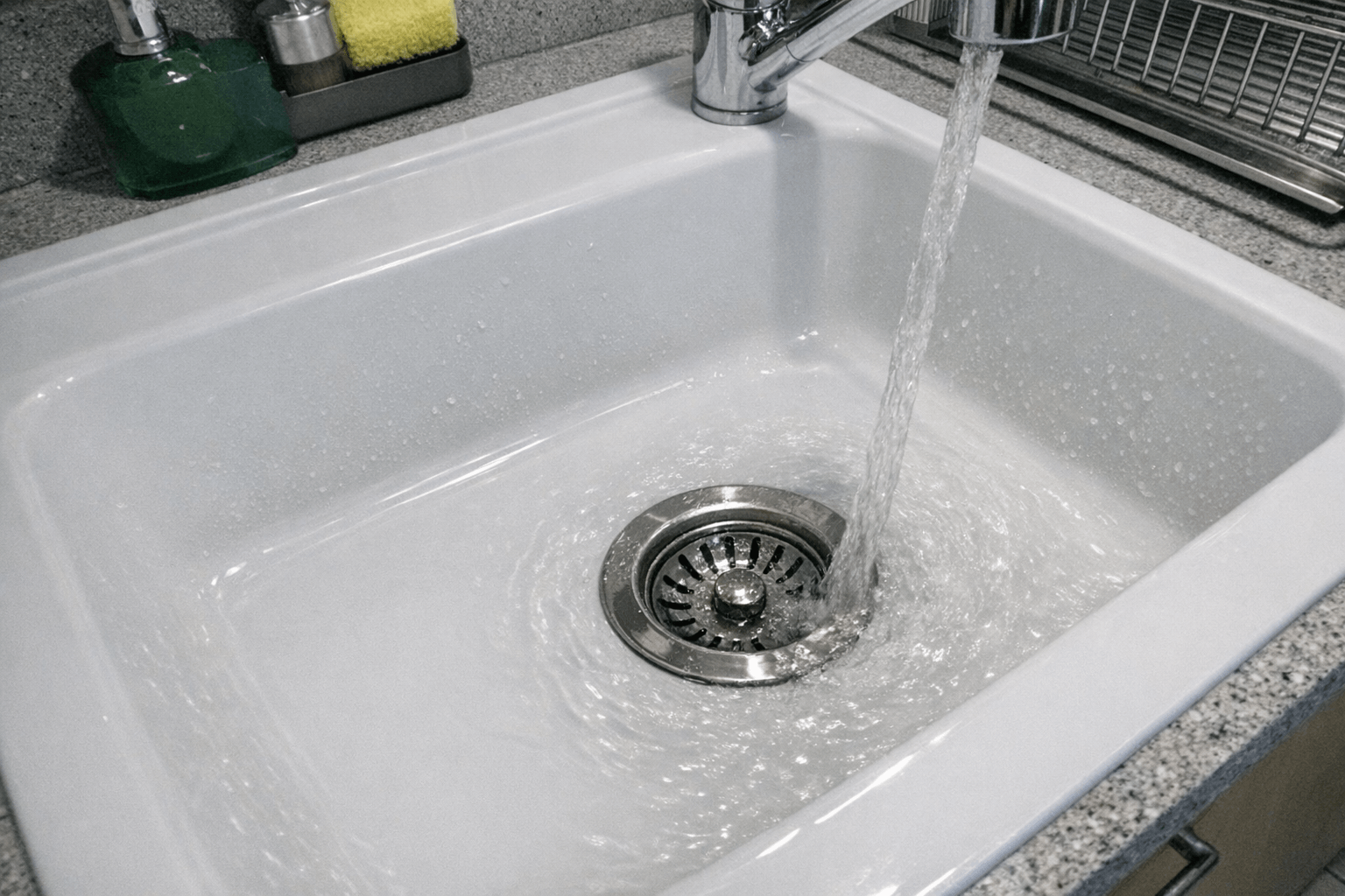 Sauberes Waschbecken mit abfließendem Wasser nach professioneller Abflussreinigung.